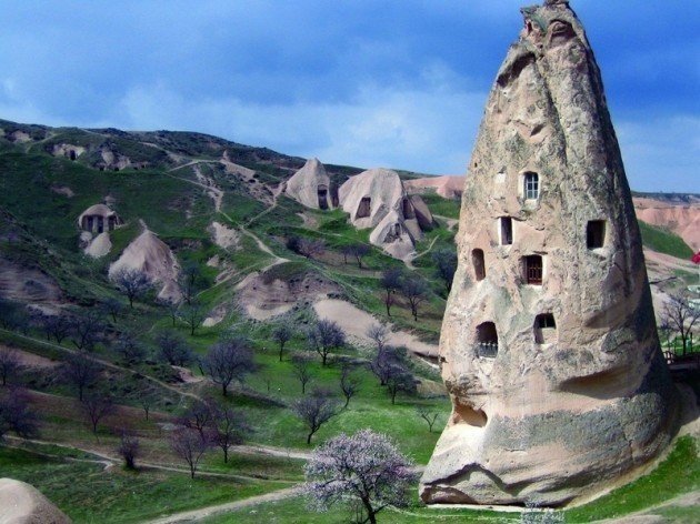 Cave homes, Cappadocia, Thổ Nhĩ Kỳ Cappadocia là một khu vực lịch sử ở miền Trung Anatolia, chủ yếu ở tỉnh Nevşehir, ở Thổ Nhĩ Kỳ. Tên gọi này được truyền thống được sử dụng trong nguồn Kitô giáo trong suốt lịch sử và vẫn được sử dụng rộng rãi như là một khái niệm du lịch quốc tế để xác định một khu vực kỳ quan thiên nhiên đặc biệt, đặc biệt là đặc trưng bởi ống khói cổ tích và một di sản lịch sử và văn hóa độc đáo.